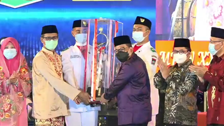Penyerahan piala Presiden Republik Indonesia kepada juara umum oleh Wakil Menteri Agama RI yang diserahkan kepada Gubernur Sumatera Barat, Jumat (20/11)